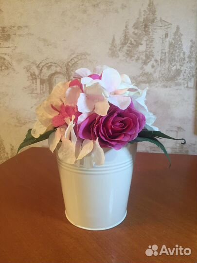 Композиция из искусственных цветов