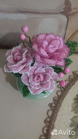 Цветы из бисера и кашпо из гипса ручной работы