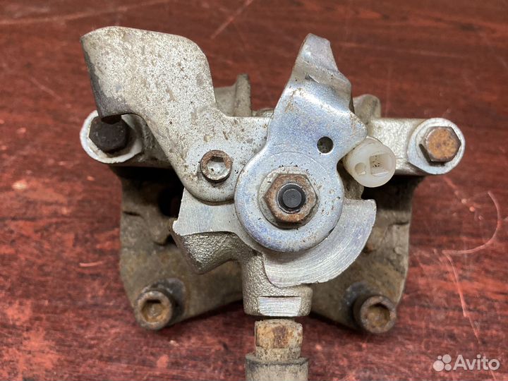 Задний левый суппорт ауди 80 б4