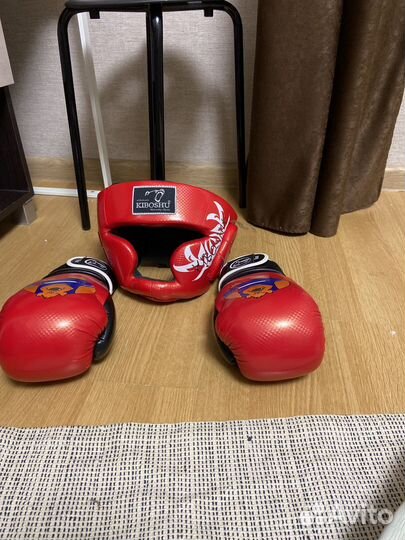 Шлем и перчатки боксёрские