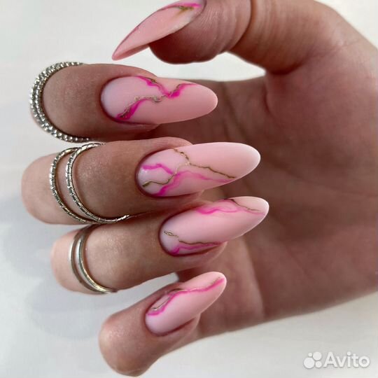 Модель на маникюр