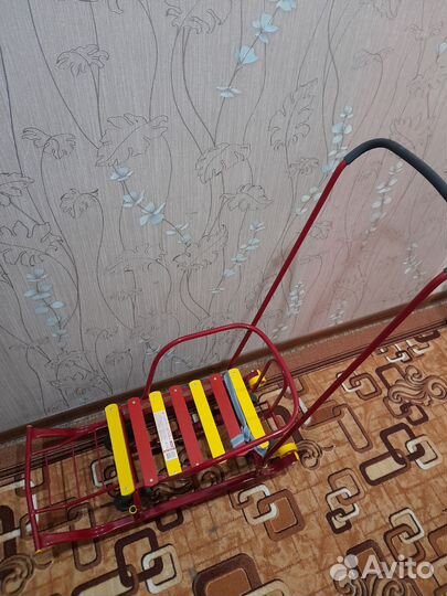 Детские санки с ручкой и колесами