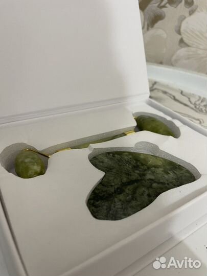 Скребок гуаша и роллер для лица