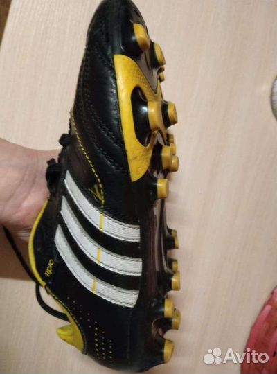 Футбольные бутсы adidas
