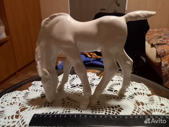 Фарфоровые статуэтки лфз жеребенок пасущийся