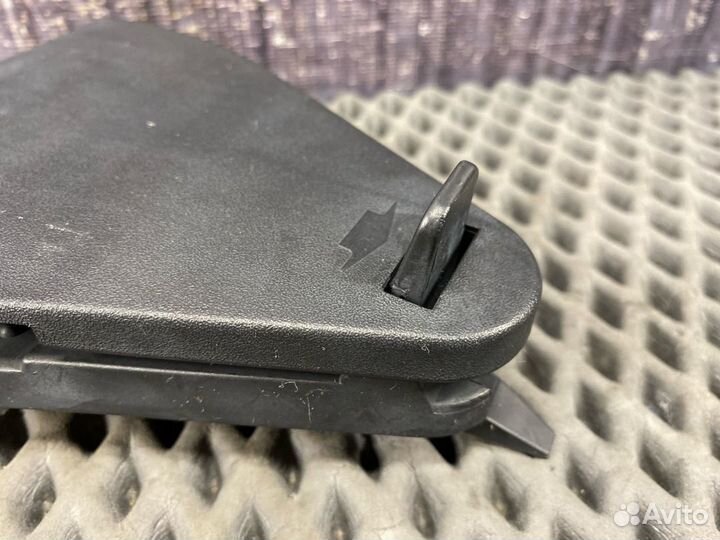 Крепление знака аварийной остановки Audi A4 B7 BFB