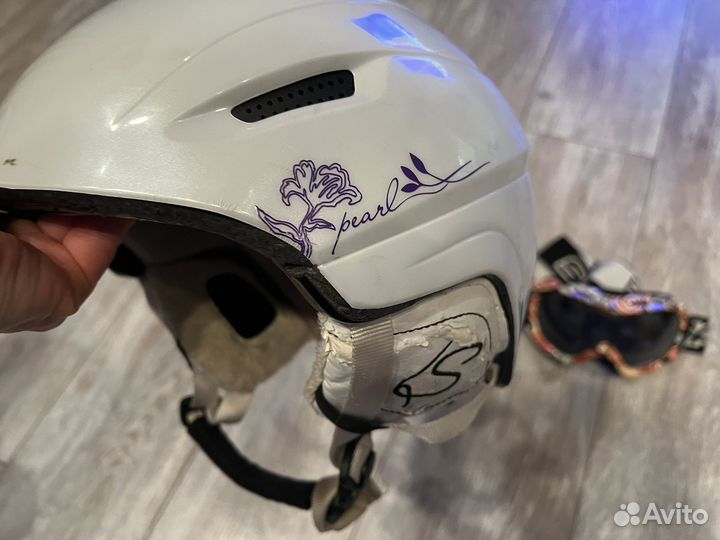 Горнолыжные очки и шлем