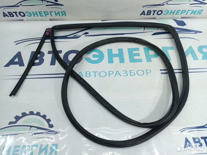 Уплотнительная резинка боковой двери задняя правая