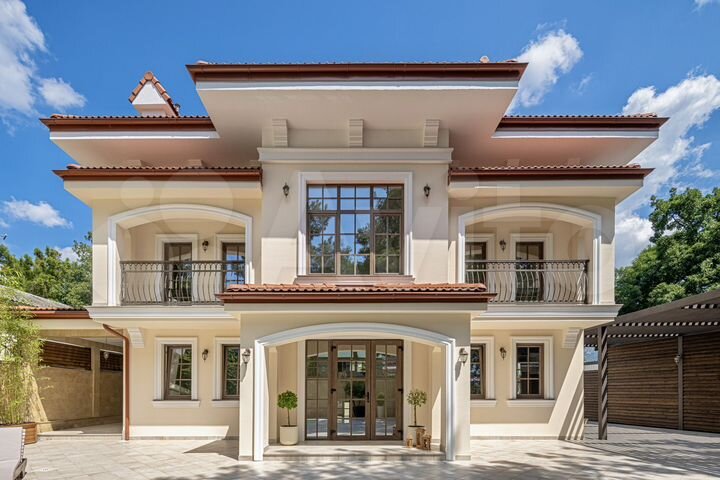 Дом 275 м² на участке 4,7 сот.