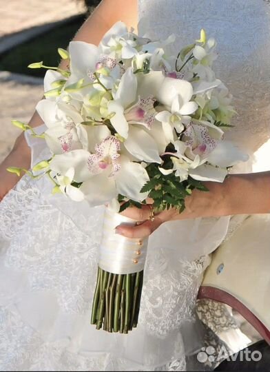 Свадебный букет из орхидеи цимбидиум и фрезии