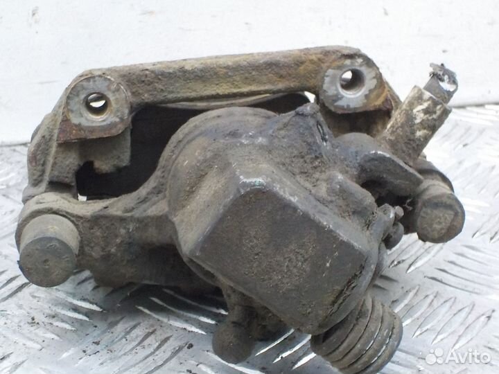 Суппорт тормозной задний правый Ford Focus III 201