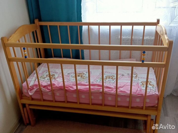 Детская кроватка с маятником