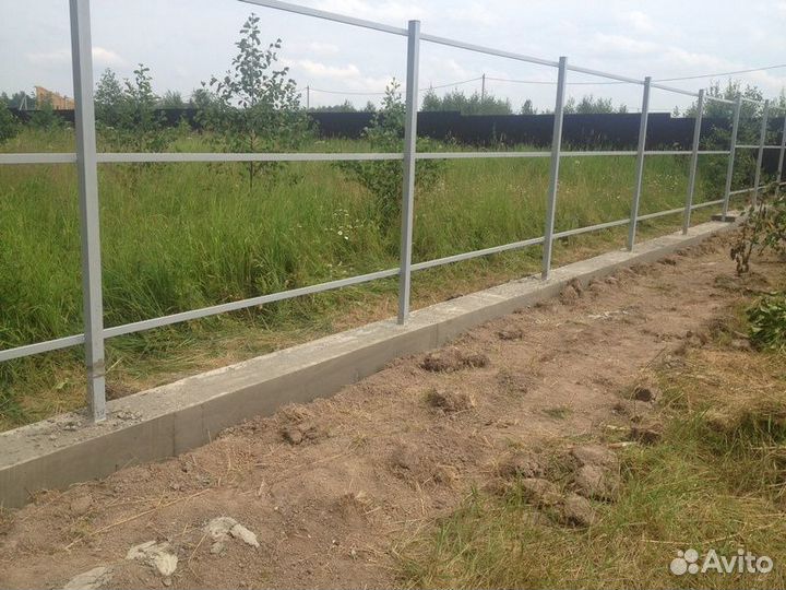 Каркас под забор на ленточном фундаменте