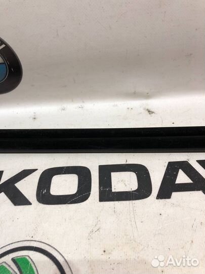Уплотнитель стекла передний правый Skoda Octavia