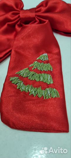 Яркий красный бант с новогодней вышивкой
