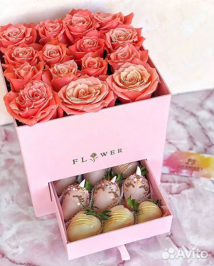 Композиция из клубники в шоколаде