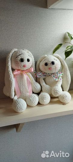 Плюшевый заяц вязаный