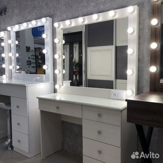 Туалетный столик визажиста с гримёрным зеркалом