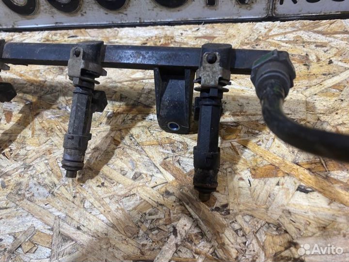 Топливная рампа с форсунками Renault Logan 1.6