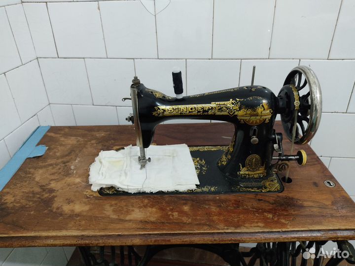 Швейная машинка Зингер на станине,рабочая