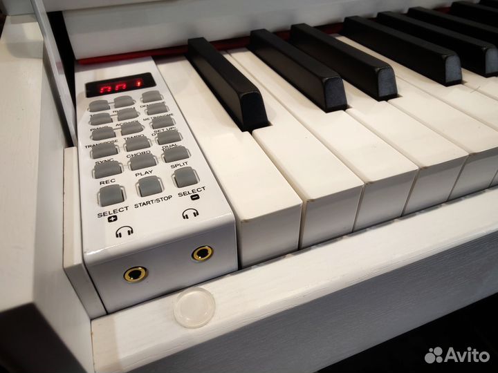 Цифровое пианино с крышкой