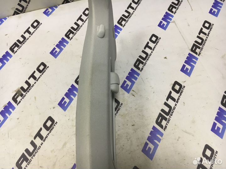 Накладка средней стойки левая Фольксваген Гольф 5