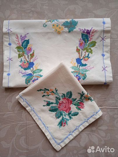 Дорожка и салфетки вышитые