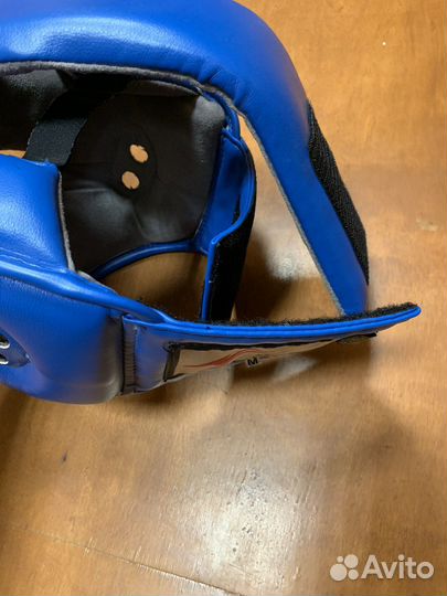 Шлем с перчатками и накладки на ногу