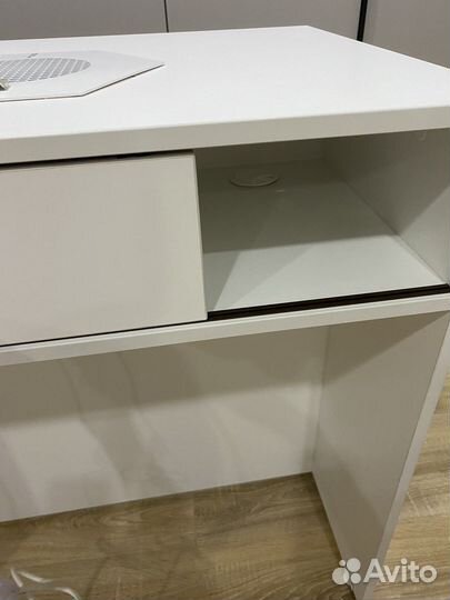 Маникюрный стол с пылесосом