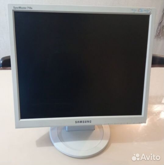 Монитoр Samsung synсmаster 710N
