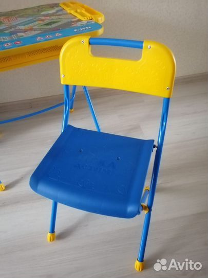 Детский письменный стол и стул