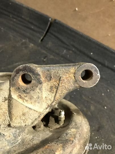 Кулак поворотный задний правый Ниссан Примера П10