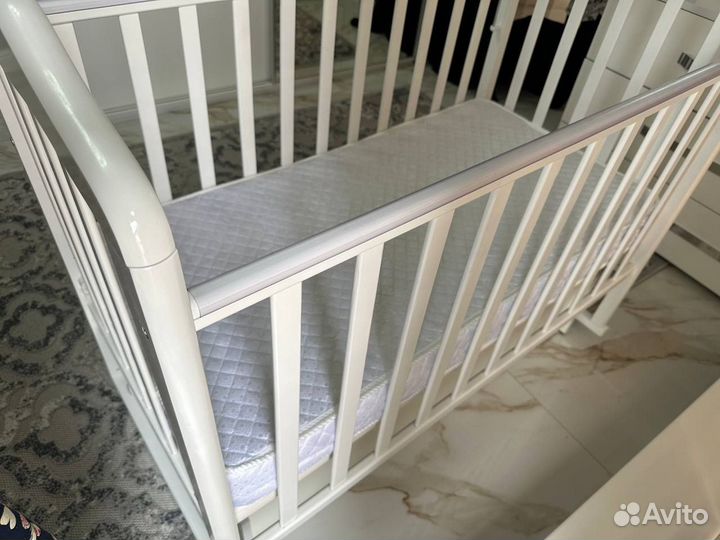 Детская кроватка с маятником