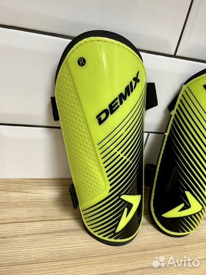 Футбольные щитки Demix