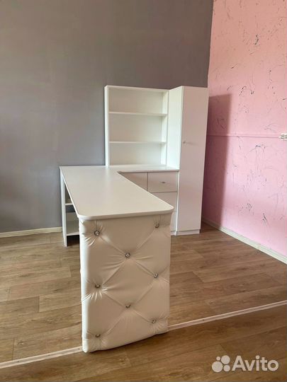 Стол маникюрный