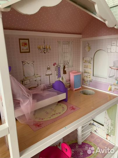 Большой кукольный домик с мебелью