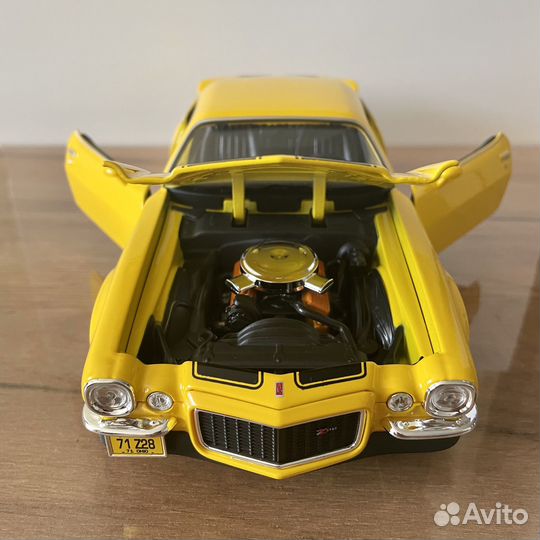Модель Chevrolet Camaro 1971 1/18 желтый