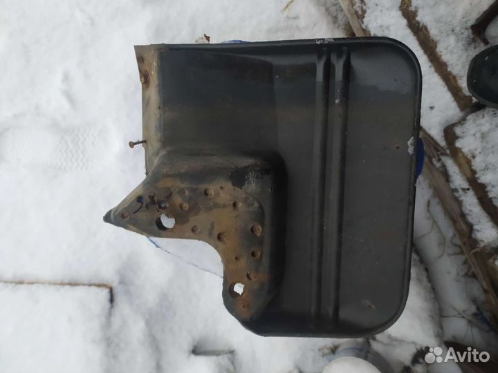 Брызговик передний левый митсубиси Паджеро 2