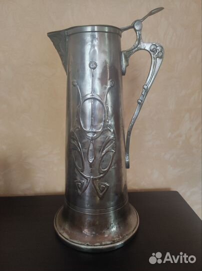 Старинный кувшин в стиле модерн