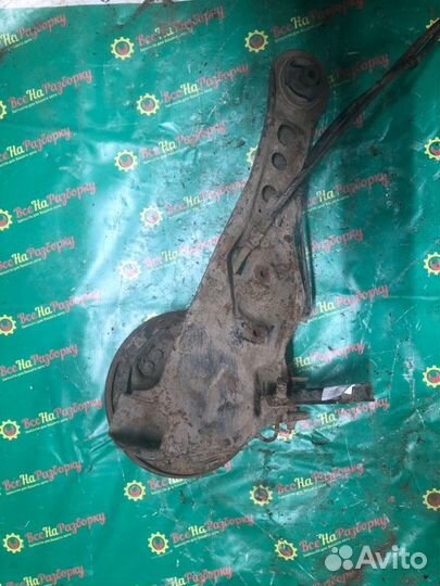 Кулак задний левый Mitsubishi Carisma седан