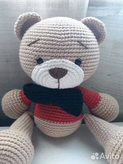 Вязаный мишка с бантиком