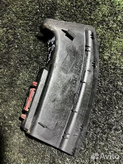 Накладка заднего левого фонаря VW Passat B6 унив