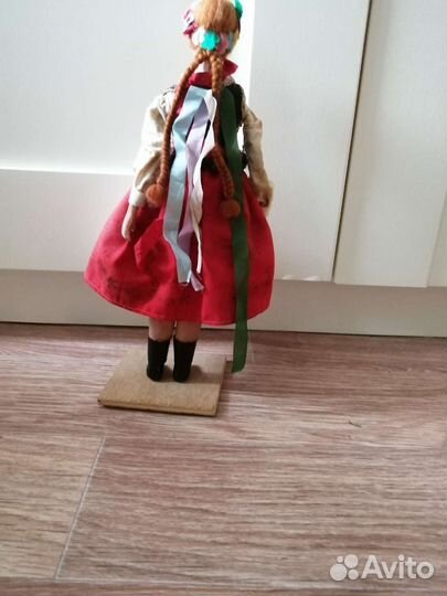 Винтажная кукла в национальном костюме
