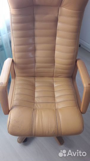 Офисное кожаное кресло руководителя