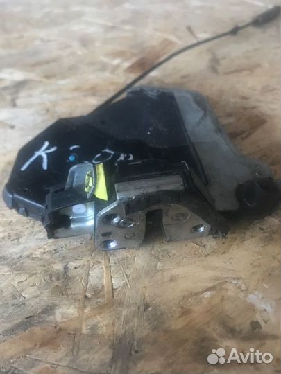 Замок двери передний левый Toyota Corolla CE120