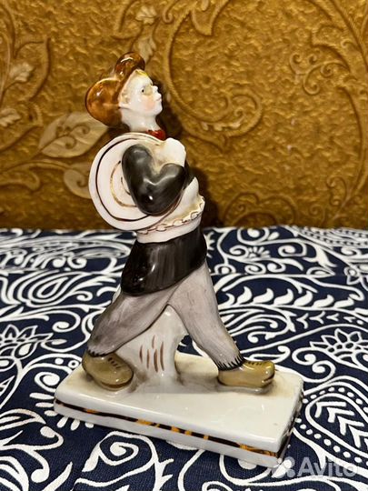 Фарфоровая статуэтка юный электрик