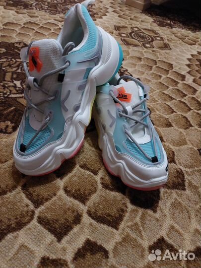 Кроссовки женские 38 размер новые