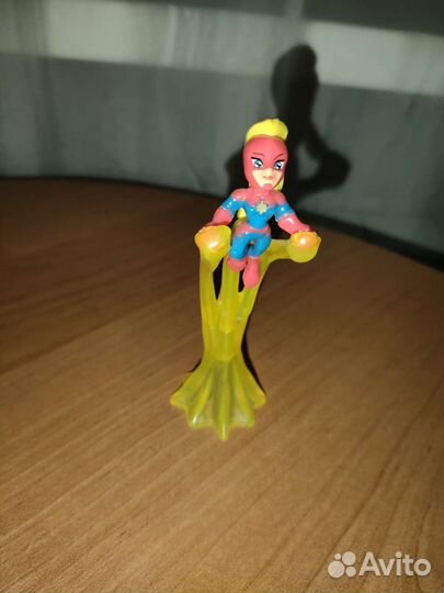Фигурка из большого киндера капитан марвел