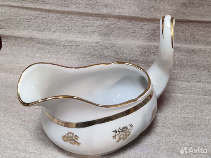 Большой и красивый соусник. Дулево