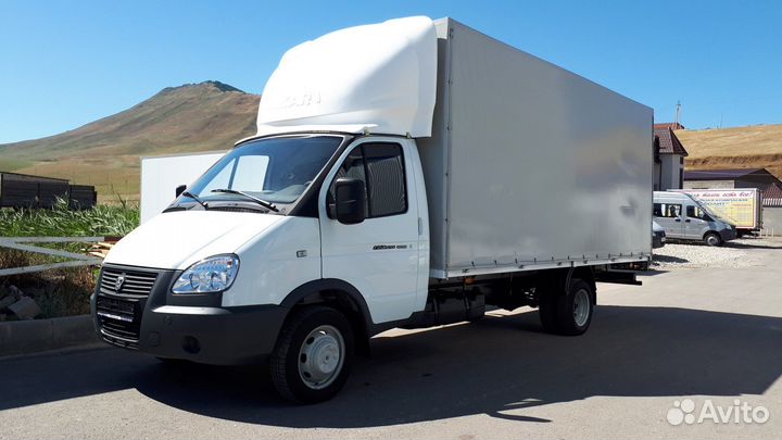 Водитель на своем грузовом автомобиле 1,5т-3т